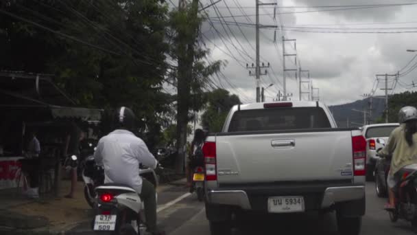 Thajské ulice, auta a moped doprava — Stock video
