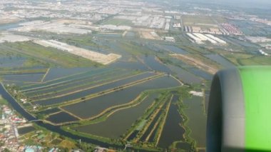 Bangkok üzerinde uçan uçak