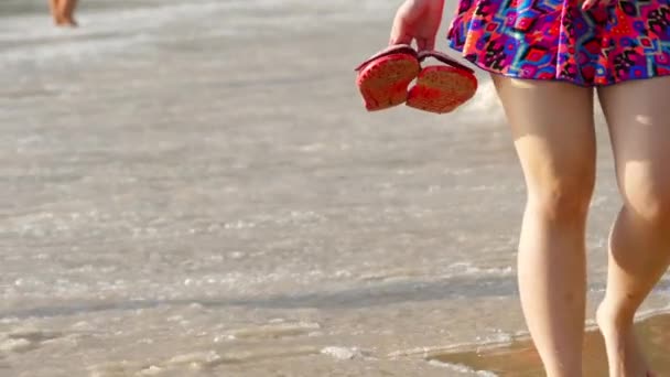 Mulher andando na praia — Vídeo de Stock