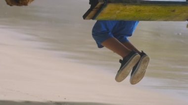 Denizde sallanan bir adam