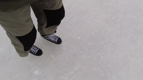 Persoon schaatsen in de winter Rechtenvrije Stockvideo's