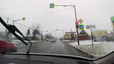 Kırmızı ışıkta duran arabalar