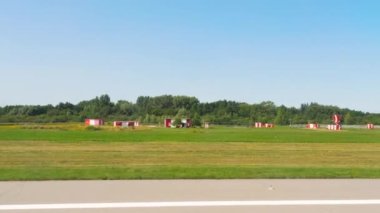 Uçak indikten sonra hızla geldi.