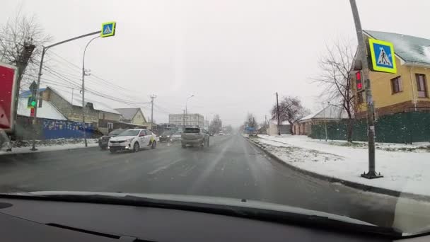 Conduire une voiture dans la neige Vidéo De Stock