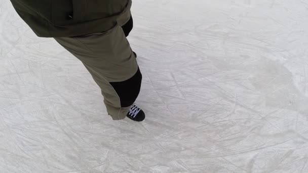 Людина катається на ковзанах взимку — стокове відео