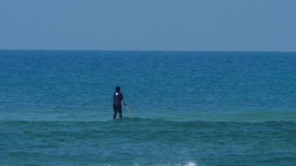 Mulher em SUP bordo no mar — Vídeo de Stock