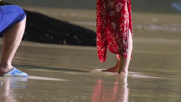 Γυναίκα στην παραλία με ένα κόκκινο φόρεμα — Αρχείο Βίντεο