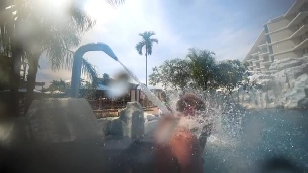 Mensen zwemmen in het zwembad Stockvideo's