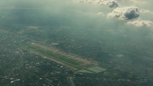 Terbang di atas kota dan awan — Stok Video
