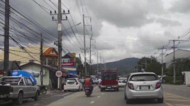 Phuket 'teki turistik tatil köyünde trafik vardı.