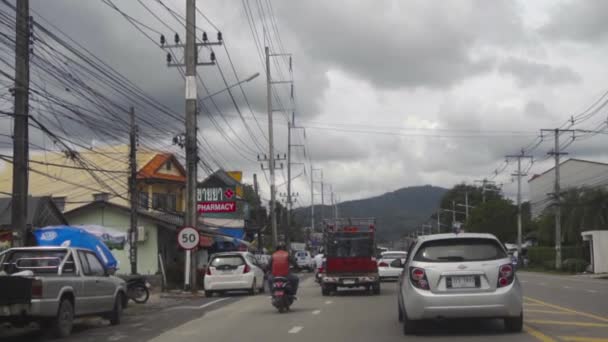 Trafik på turistort i Phuket — Stockvideo