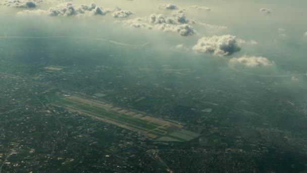 Vuela por encima de la ciudad y las nubes — Vídeo de stock