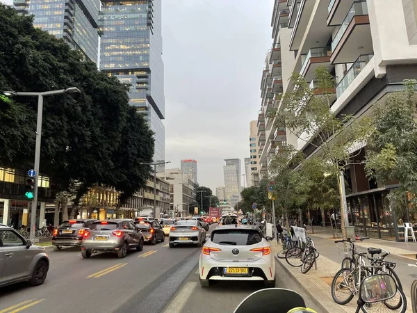 Tel Aviv, akşam sokağı, trafik 