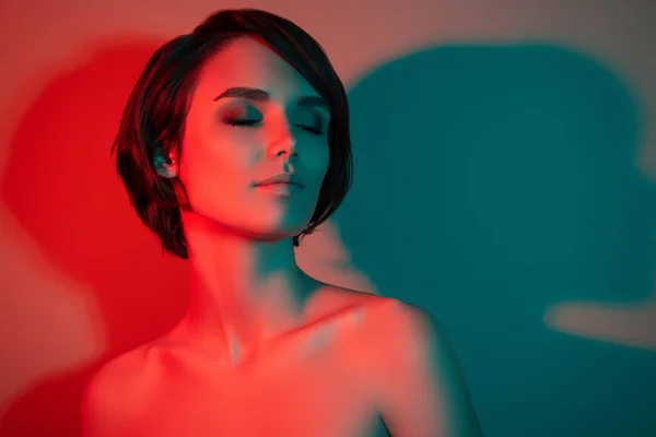 Foto de mujer de peinado bastante corto tentadora soñadora ojos cerrados disfrutar de fondo de color rojo neón luz aislada —  Fotos de Stock