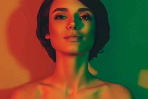 Foto av bedårande säker vacker dröm bob frisyr kvinna isolerad flerfärgad neon ljus bakgrund — Stockfoto