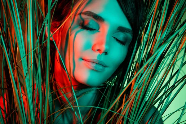 Foto von inspirierten schönen netten Dame schließen Augen genießen exotische Reise ins Ausland isoliert grün Neonlicht Hintergrund — Stockfoto