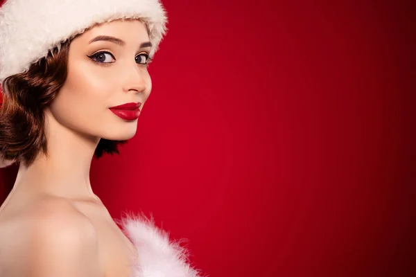 Profil Seite Foto der glücklichen Dame tragen Weihnachtsfeier Kleid Make-up rote Pomade isoliert dunkel weinrot Hintergrund — Stockfoto