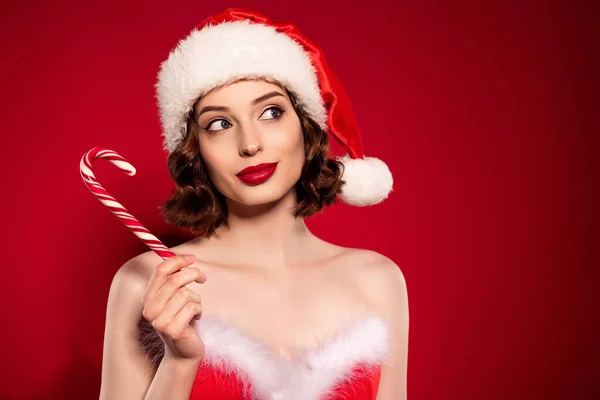 Foto de la encantadora modelo femenino de ensueño mirada espacio vacío celebrar caramelo nieve doncella aislado en el fondo de color degradado rojo —  Fotos de Stock