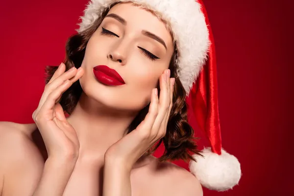 Foto de joven dama encantadora aplicar maquillaje cara brillo de labios espíritu de Navidad aislado sobre fondo degradado granate —  Fotos de Stock
