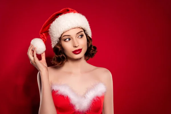 Foto de la señora feliz mirada fresca soñadora espacio vacío celebrar sombrero de la bola víspera de Navidad aislado en el fondo de color rojo degradado —  Fotos de Stock