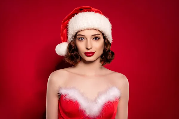 Φωτογραφία από γοητευτικό θηλυκό μοντέλο φορούν κοστούμι Άγιος Βασίλης νέο έτος κόμμα που απομονώνονται σε κόκκινο χρώμα φόντο — Φωτογραφία Αρχείου
