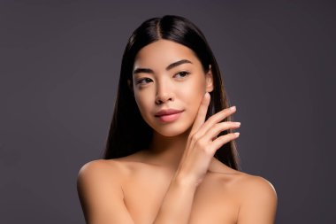 Hayalperest, güzel, meraklı bir kadının fotoğrafı. Yanaklarına dokun. İpeksi yüz derisi.