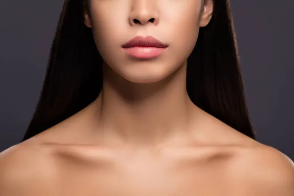 Vágott fotó bájos nyugodt divat modell hölgy bemutatja ajkak plasztikai sebészet eredmény elszigetelt szürke szín háttér — Stock Fotó