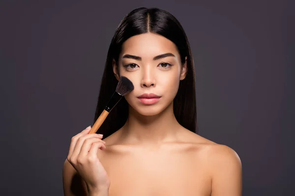 Foto de lindo concurso profissional visagista modelo senhora segurar blusher aplicar bochecha isolado fundo de cor cinza — Fotografia de Stock