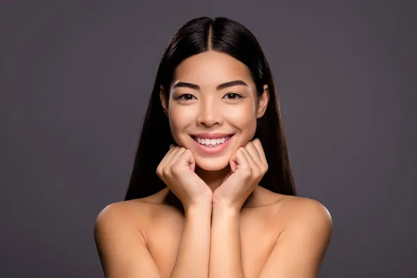 Foto van schattige mooie aziatische model ontspannen schattig chinees dame handen jukbeenderen geïsoleerde grijze kleur achtergrond — Stockfoto