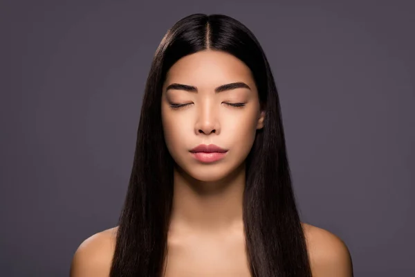 Foto de adorável sonhador bela senhora fechar os olhos morena penteado isolado cinza cor fundo — Fotografia de Stock