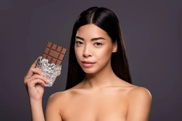 迷人的饮食广告商时尚模特女士拿着巧克力棒的照片，相机孤立的灰色背景 — 图库照片