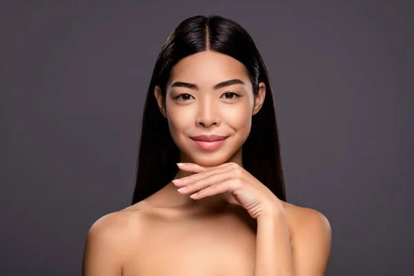 Foto van mooie mode model prachtig schattig chinees brunette dame palm kin geïsoleerde grijze kleur achtergrond — Stockfoto