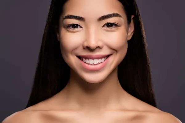 Foto de alegre agradável feliz deslumbrante senhora olhar câmera brilhante radiante sorriso isolado cor cinza fundo — Fotografia de Stock