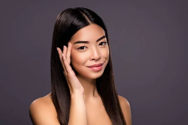 Foto de bonito adorável na moda elegante coreano morena senhora delicadamente toque templo isolado cinza cor fundo — Fotografia de Stock