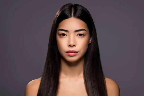Çekici Çinli kadının fotoğrafı düz esmer saç stili kamera görüntüsü izole edilmiş gri arka plan — Stok fotoğraf