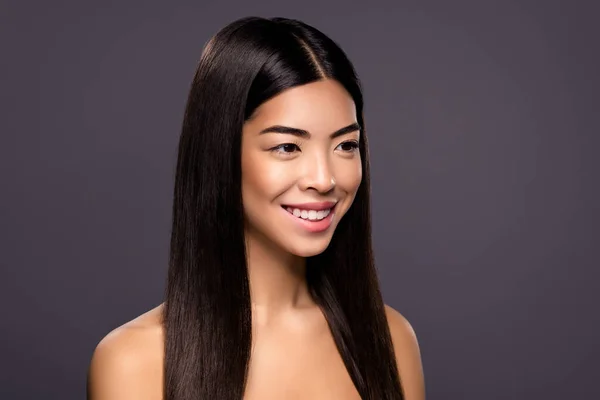 Zdjęcie pozytywne spokojny chiński brunetka spokojny wygląd pusty przestrzeń promieni uśmiech odizolowany szary kolor tła — Zdjęcie stockowe