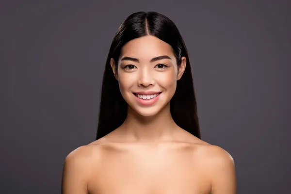 Foto von positiven zarten atemberaubenden chinesischen Dame Blick Kamera glänzendes Lächeln isoliert graue Farbe Hintergrund — Stockfoto