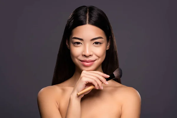 Foto av framgångsrika ansiktskonstnär professionell modell dam hålla blusher hand haka isolerad grå färg bakgrund — Stockfoto