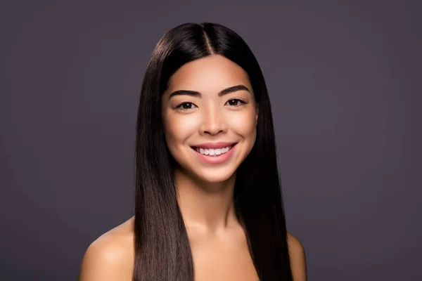 Foto de sonho adorável chinesa morena senhora brilhante radiante sorriso olhar câmera isolado cinza cor fundo — Fotografia de Stock