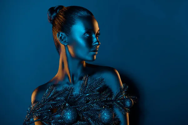 魅力的な女性の肖像画創造的な金属ボディアートは暗い青の色の背景に隔離された空のスペースXマス広告に見えます — ストック写真