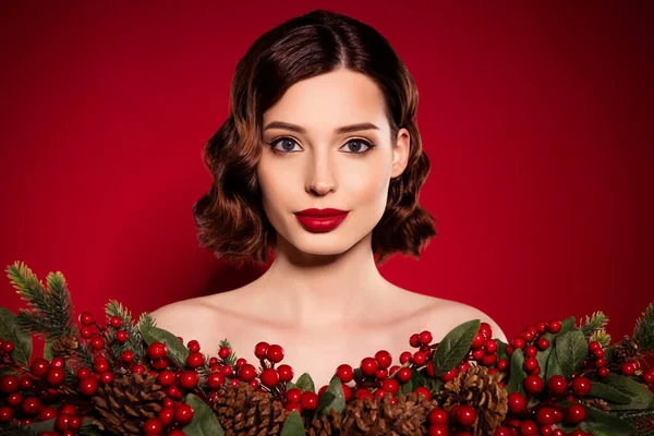 Φωτογραφία από ελκυστική γυναίκα μοντέλο τρυφερή κυρία συνθέτουν στεφάνι την παραμονή της Πρωτοχρονιάς διάθεση απομονώνονται σε φόντο κόκκινο χρώμα — Φωτογραφία Αρχείου