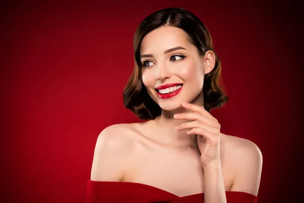 Foto de soñadora joven feliz tierna mujer mirada vacío espacio vacaciones espíritu componen degradado aislado color rojo fondo —  Fotos de Stock