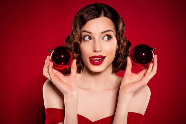 Foto de la señora tierna soñadora mirada espacio vacío ricos labios rojos dientes mantienen la decoración aislada sobre fondo granate burdeos —  Fotos de Stock