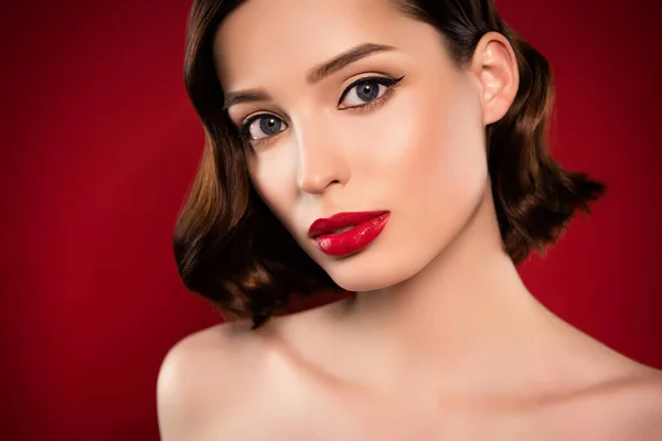 Foto di tenero modello femminile indossare affascinante make up viso concetto di bellezza isolato su sfondo sfumato rosso — Foto Stock