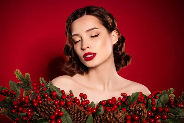 Foto de tierna modelo femenino preparación de Navidad elegante dama chic conforman aislado sobre fondo de color rojo —  Fotos de Stock