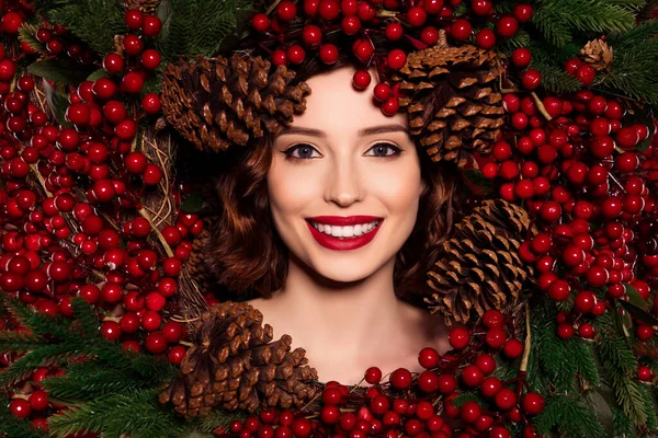 Φωτογραφία από ελκυστική προσφορά συνθέτουν φανταχτερή γυναίκα πλαισιώνεται με χριστουγεννιάτικο χαμόγελο διακόσμηση απομονώνονται σε φόντο στεφάνι — Φωτογραφία Αρχείου