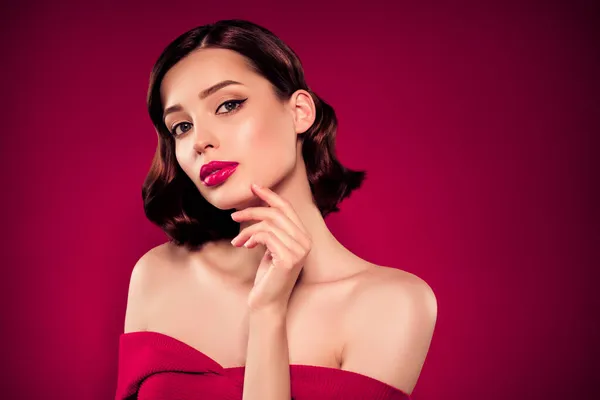 Fénykép a gyönyörű érzékeny női modell érintse kéz arc hibátlan make up bőr elszigetelt sötét burgundi színes háttér — Stock Fotó