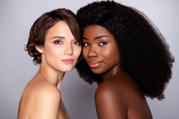 Portret van twee naakte naakte vrouwen die een pure natuurlijke cosmetische teint op een grijze pastelkleurige achtergrond binden — Stockfoto