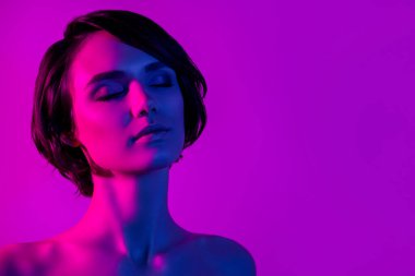 Fotoğraf portresi rüya gibi sakin Bob saç stili izole edilmiş pembe arka plan fotokopi alanı