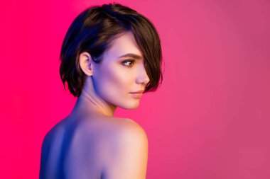 Profil kenarındaki çıplak kız portresi mükemmel temiz cilt fotokopisi alanı izole edilmiş kırmızı çokrenkli arkaplan